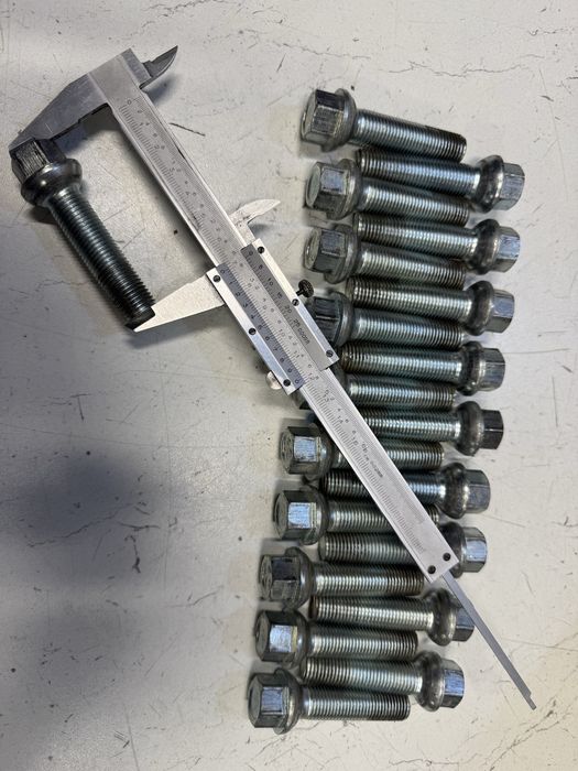 Гуми Bridgestone 215/60/17 и болтове за Мерцедес и др