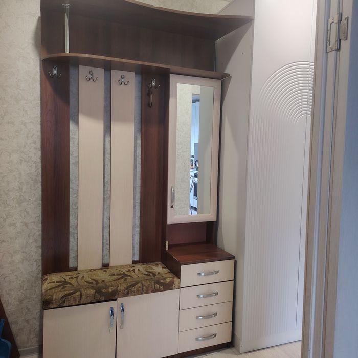 Продам прихожую с зеркалом
