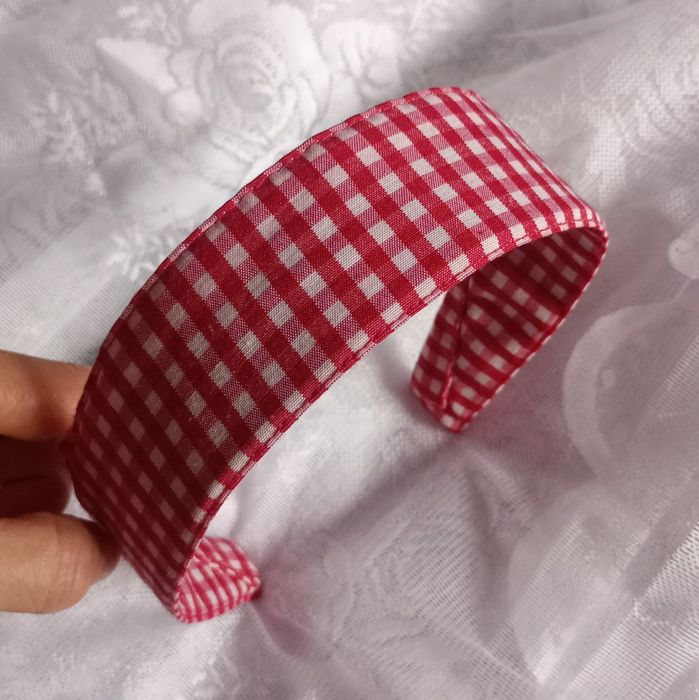 Диадема за коса - различни модели и цветове