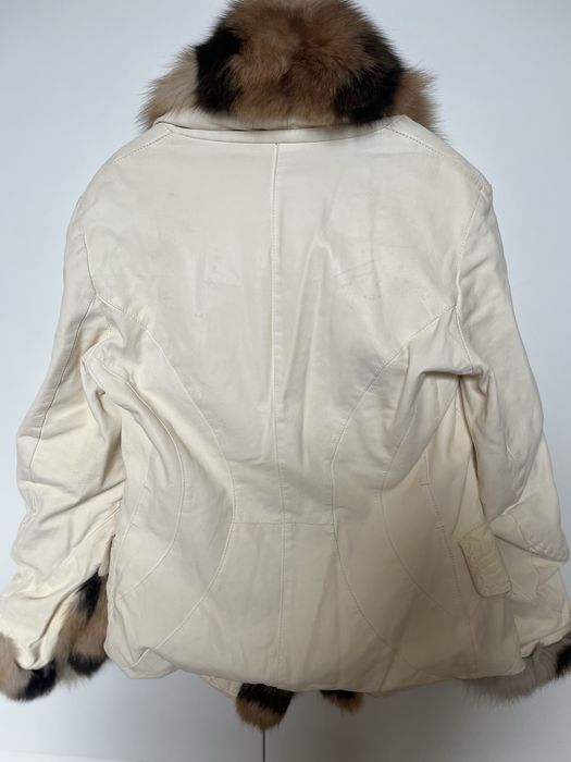 Дамско палто от телешка кожа и кожена яка от естествен косъм.