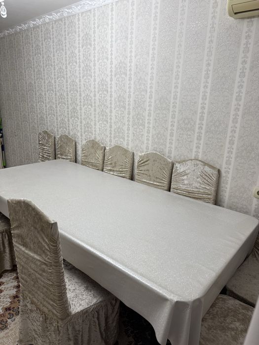 Продаётся деревянный стол со стульями и чехлом