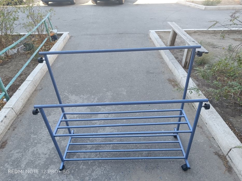 Продам вешалку стойку