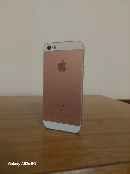 Vând IPHONE SE 2020 64GB - defect, pentru piese sau reparație