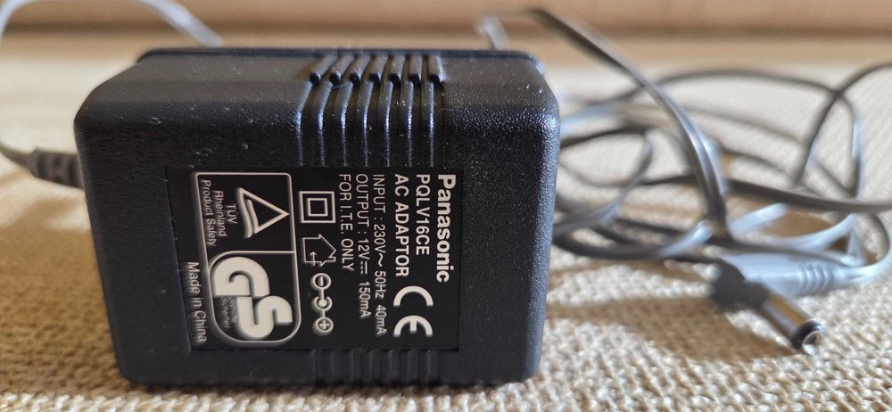 Продавам захранващ адаптер  Panasonic - 15 волта.