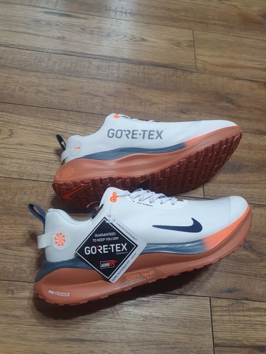 Vând adidasi nike react x