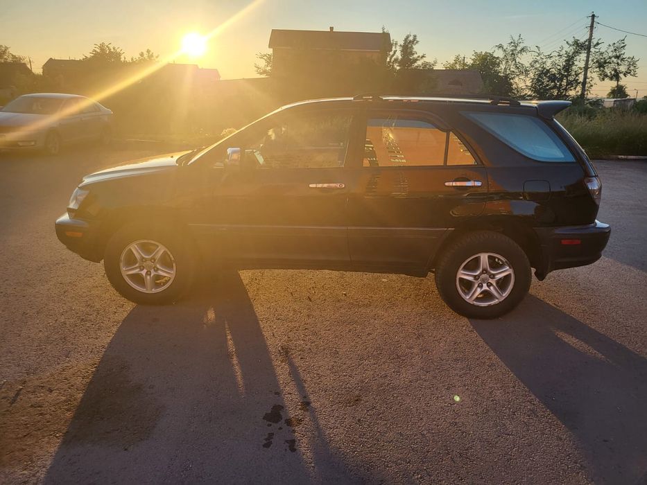 Продам в отличном состоянии Lexus rx 300
