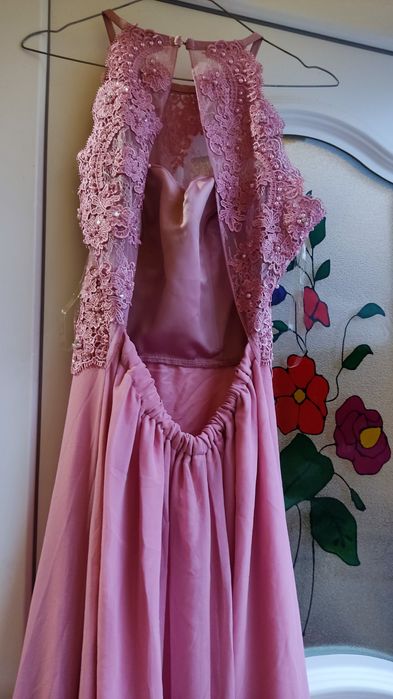 Rochie roz cu spatele gol