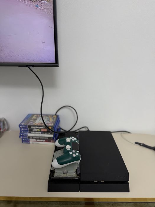 PS4 500GB stare perfecta de functionare, vine impreuna cu 8 jocuri, controller  si cabluri !