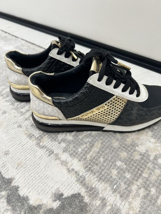 Продам кроссовки МК