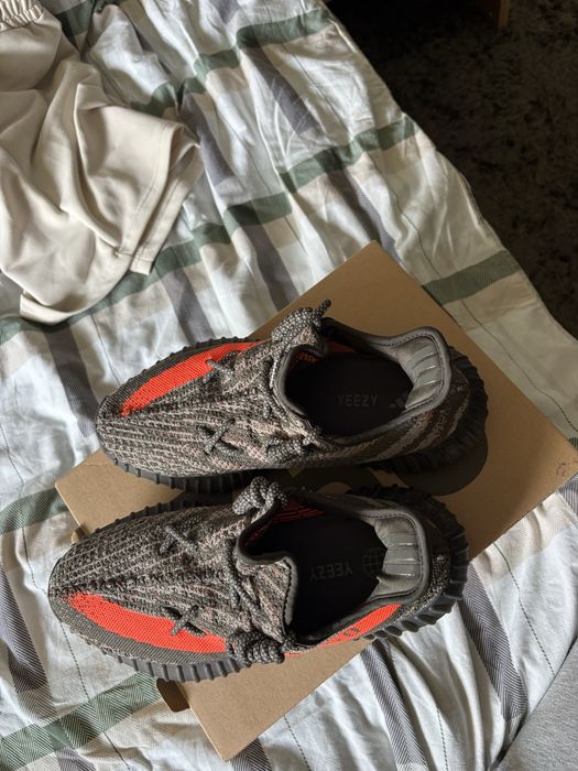 Vând Adidas Yeezy Boost 350 V2 „Carbon Beluga