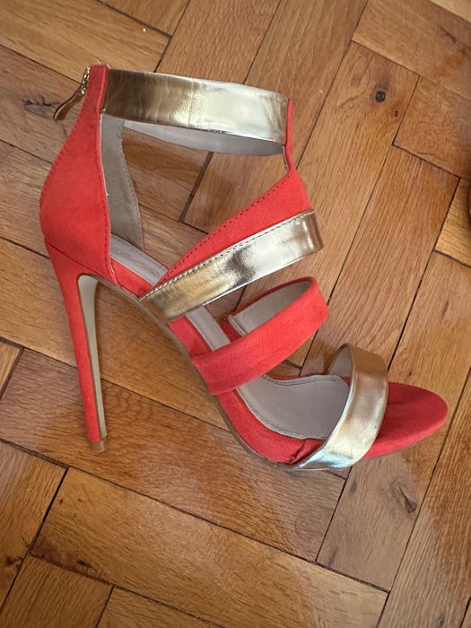 Елегантни сандали на ток