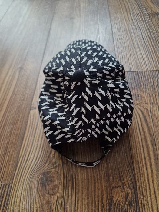 Страхотна шапка с козирка KARL LAGERFELD