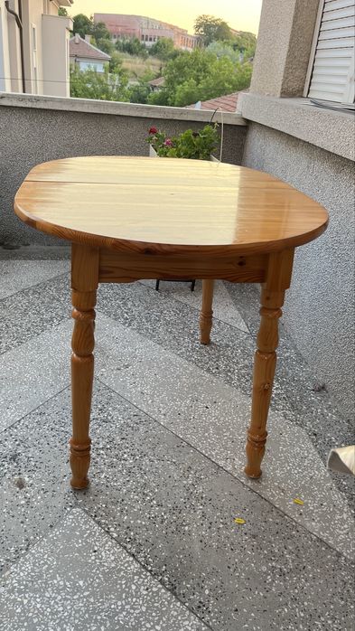 Трапезна маса от масив