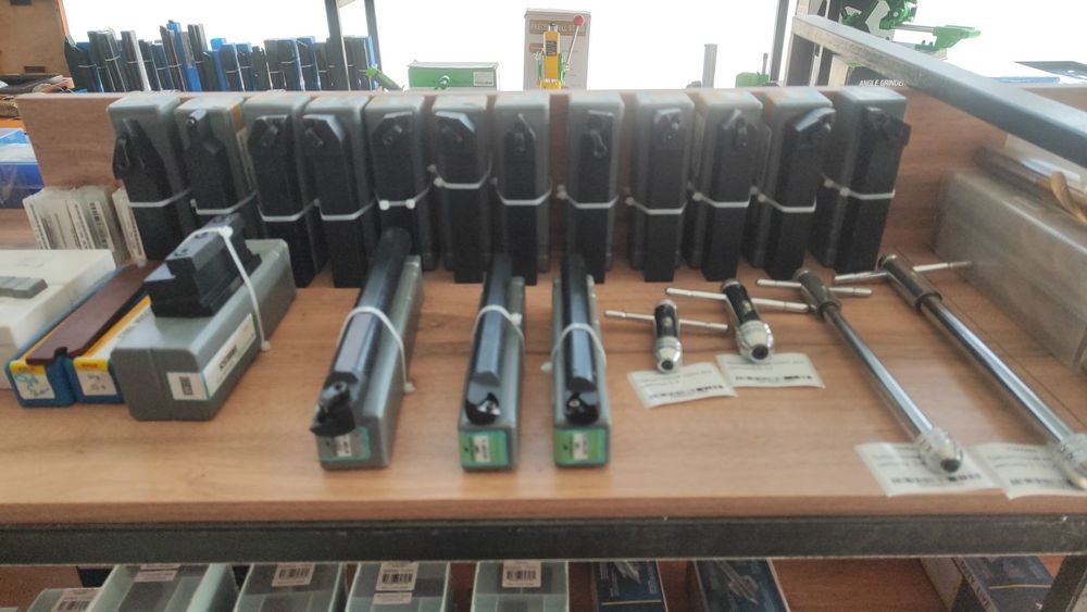 Корончатое сверло, токарные резцы, пластины, абразивные круги, метчики