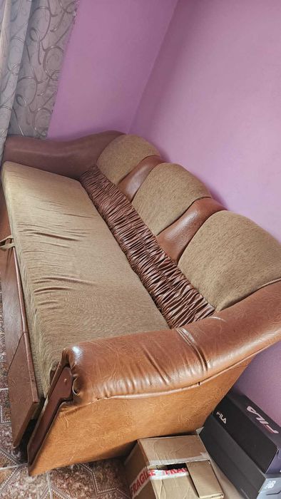 Canapea extensibila + mobila pe tot peretele