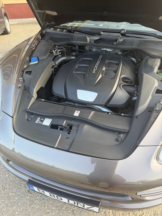 Vând / Schimb cu proprietate imobiliară ( teren / garsoniera / etc  / + diferența ) -  Porsche Cayenne 2013 Diesel