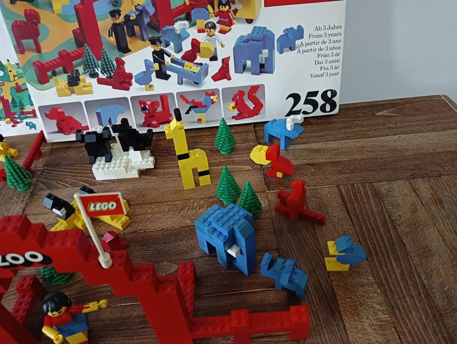 Продавам Lego 258 ZOO