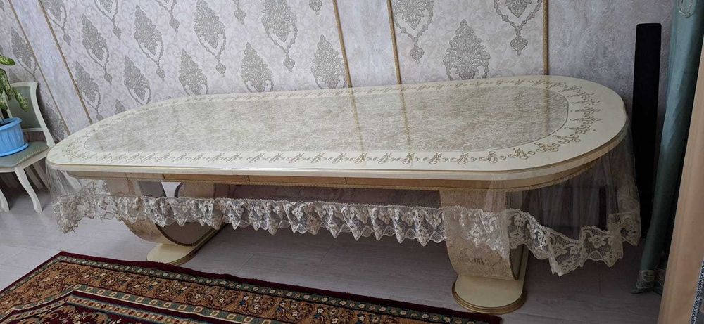 Продается стол для гостинной