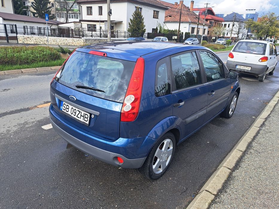 Vând Ford Fiesta