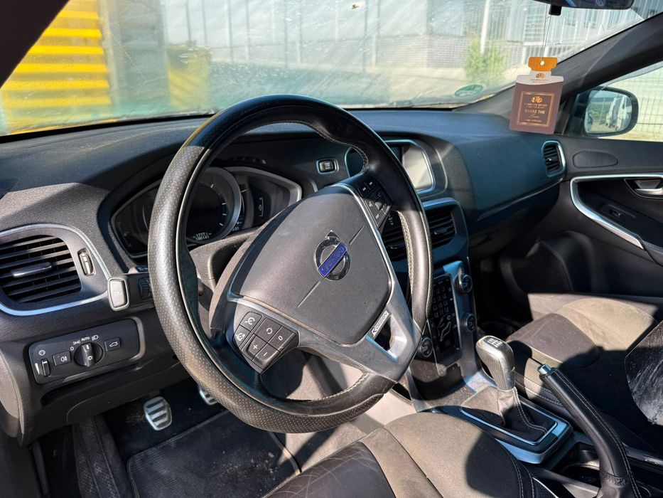 Dezmembrez Volvo v40 facelift Negru 2016 2.0 d D4204T8 volan stanga
