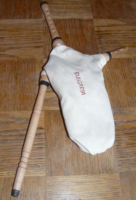 сувенирни музикални инструменти- детска гайда издаваща звук, свирки