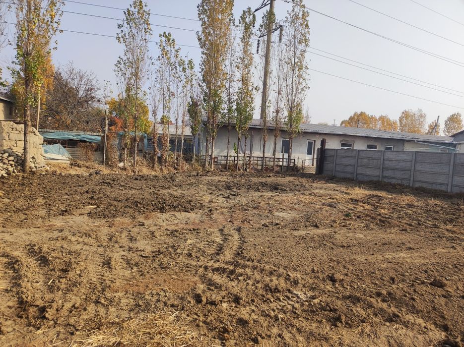 Uchastka sotiladi 7 sotix 1 sotix zaxvati bor