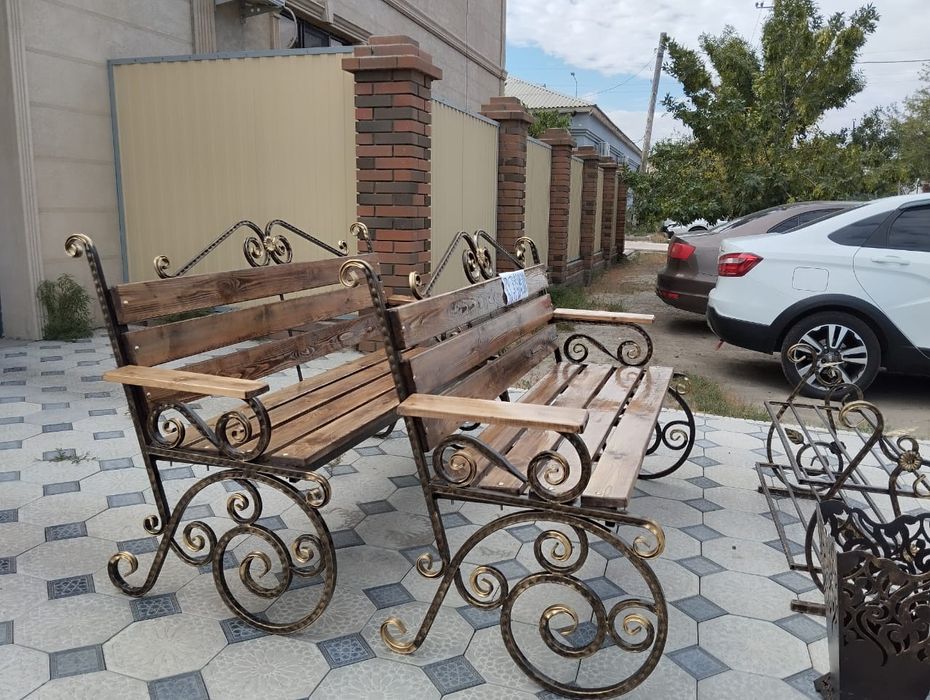 Скамейки и качели