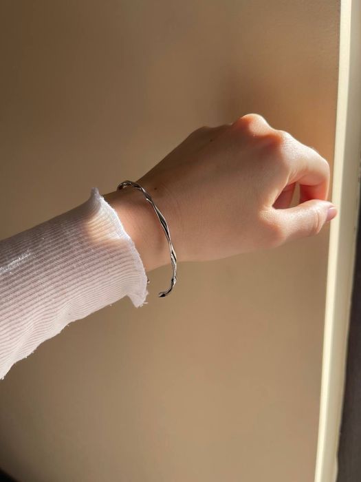 Елегантна минималистична гривна тип маншет.