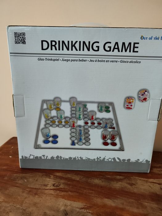 Парти игра с чаши за шот Не се сърди човече