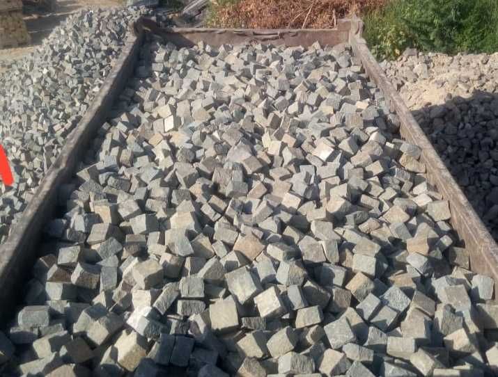 Гранитная брусчатка , брущатка колотая.