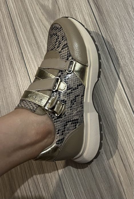 Продам кроссовки