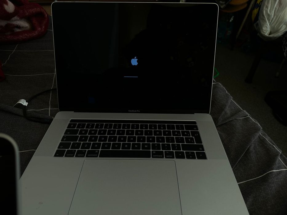 Vand MacBook Pro 2017 15Inch 16GB RAM 256GB i7 Radeon