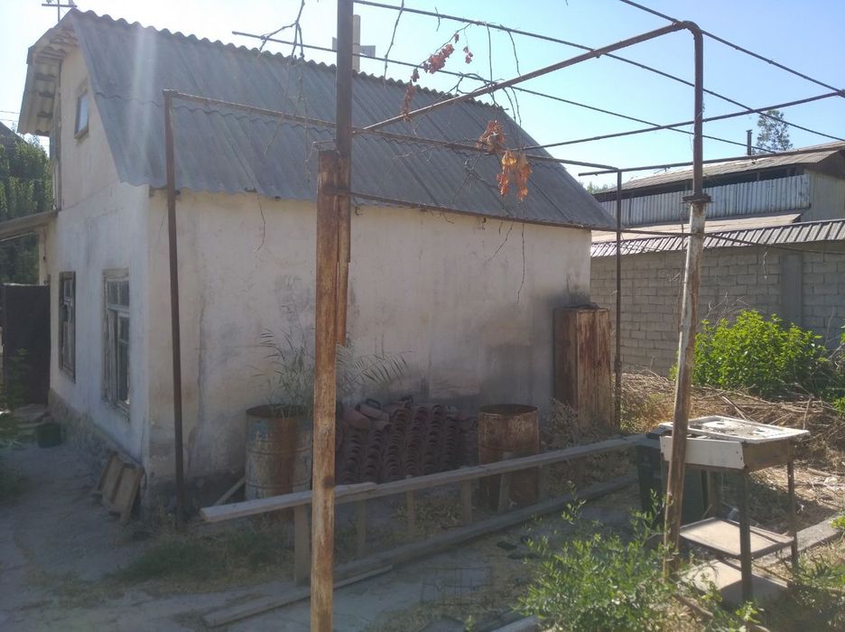 Boʻstonliq tumanida dacha sotiladi narxi 35000$