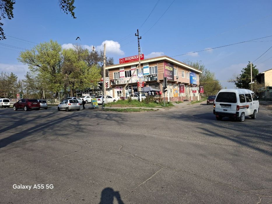 Уч кахрамон! Продаётся здание вдоль дороги