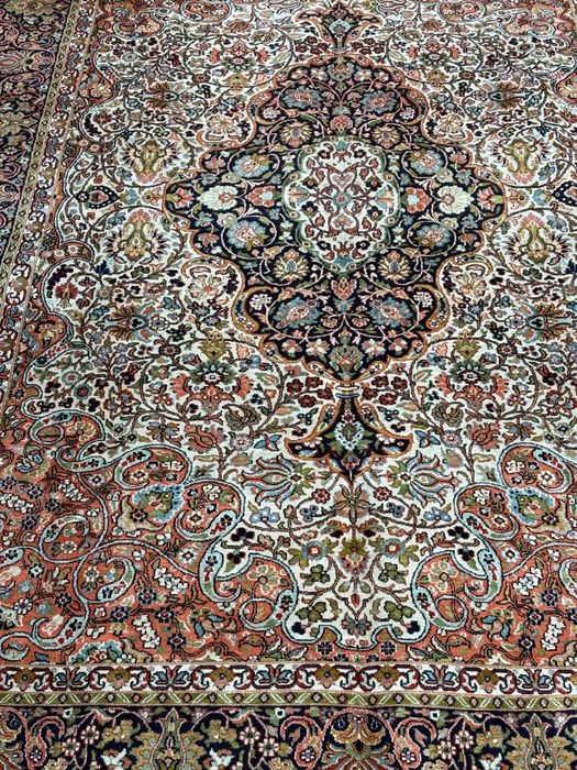 Истински персийски килим