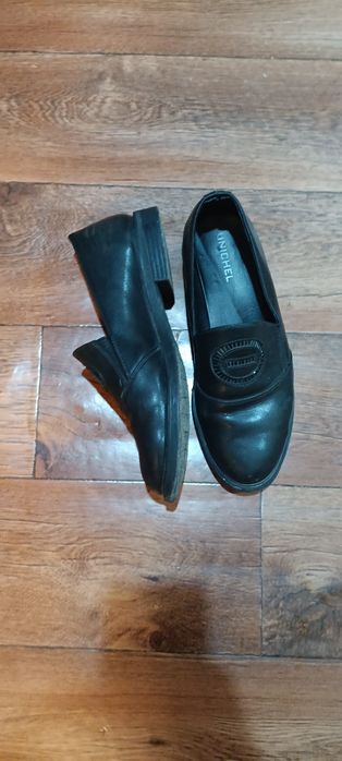 Стильные черные лоферы