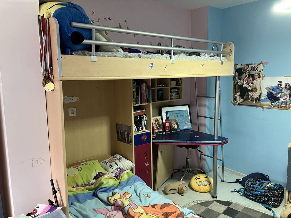 Двуетажно легло с бюро