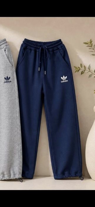 В продаже спортивный костюм