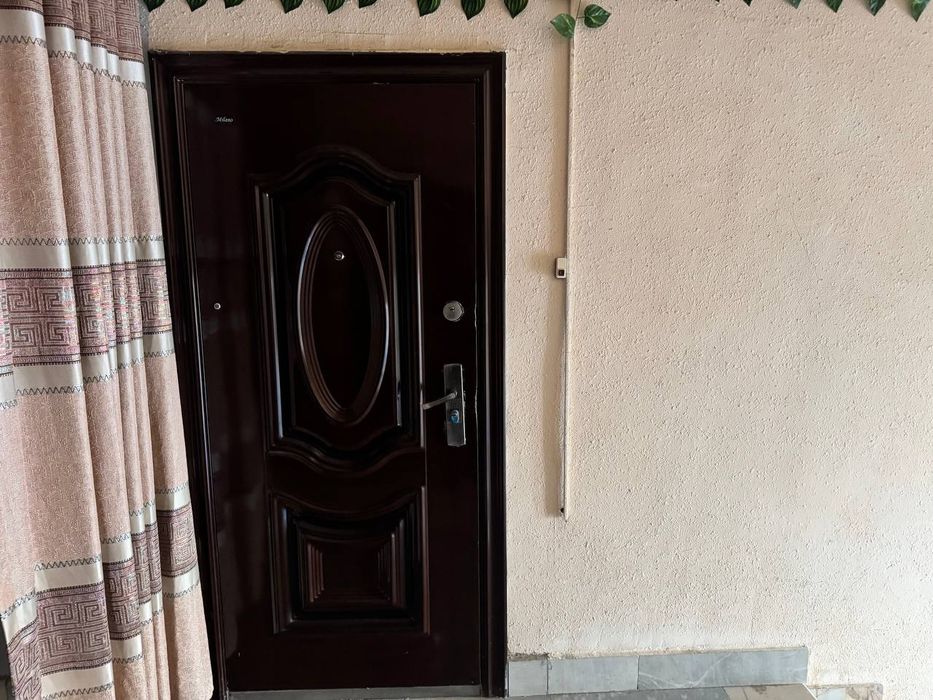 Аэропортдан 19 уйдан 1 каватидан 1 хонали 94 квли янги уй ижарага бери