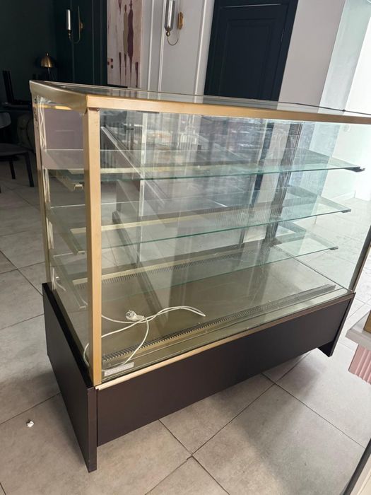Продам витринный холодильник