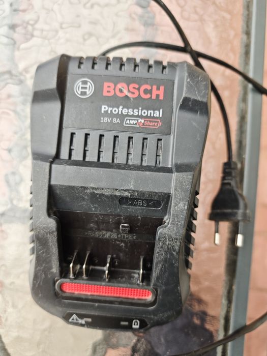 Încărcător Bosch Profesional 18V 8A AMP/Share, model 2024