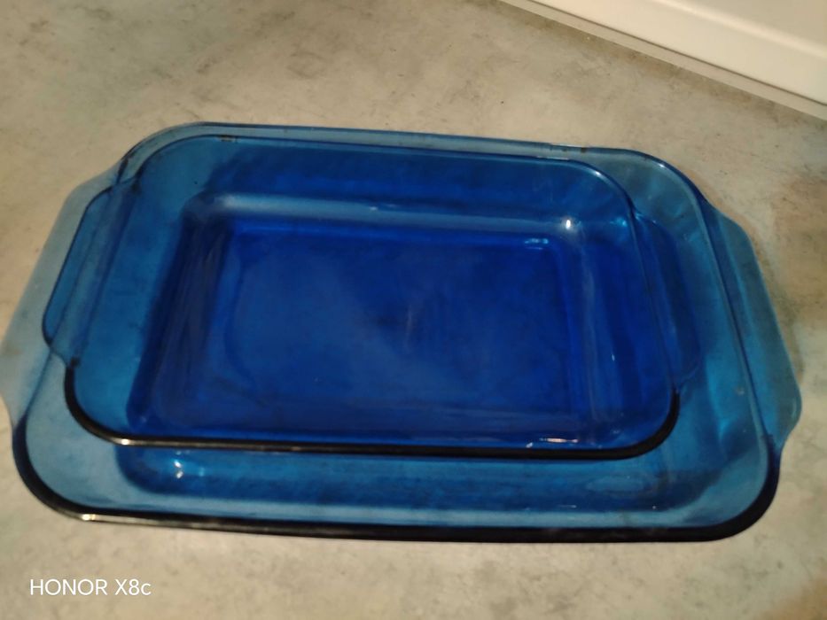 2 Seturi cești, boluri și tace de sticla albastră