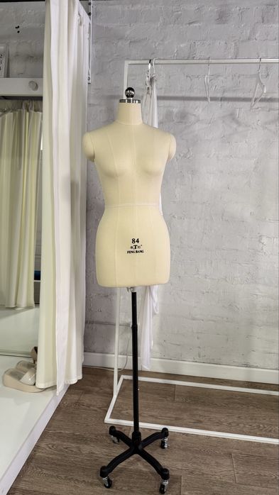 Продам манекен, подиум, плечики, стойки, зеркала