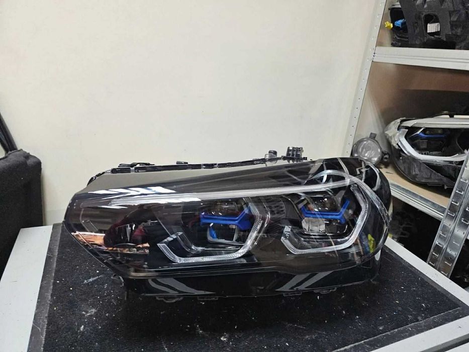 Ляв фар за BMW X5 G05 X6 G06  в отлично състояние.