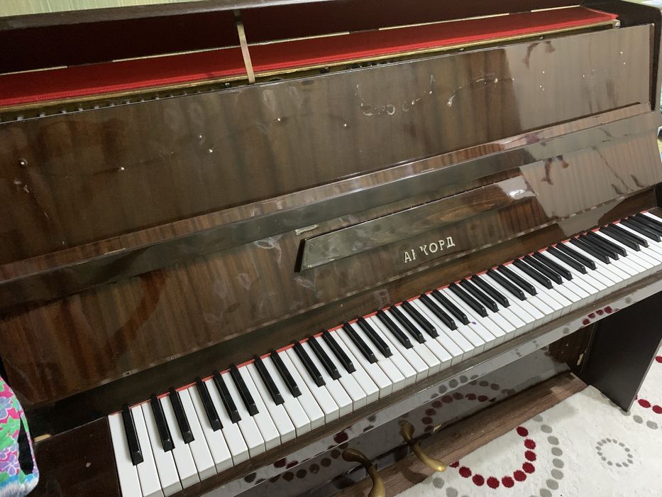 Бұрын қолданысқа болған. Ағаштан жасалған фортепиано.