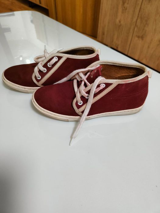 Кецове цвят бордо, на марката Hobbys.