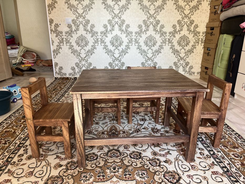 Стол и стулья для детей