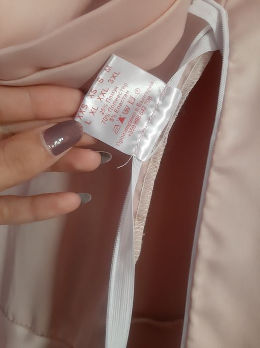 Красива копринена рокля.