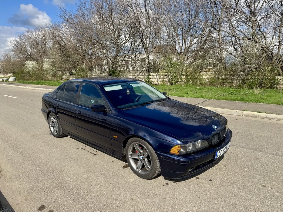 BMW   E39   520i.