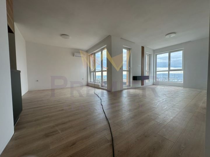 Продава се Двустаен апартамент в Варна, Изгрев - 100 кв.м за 2065 €/кв.м - Снимка #2